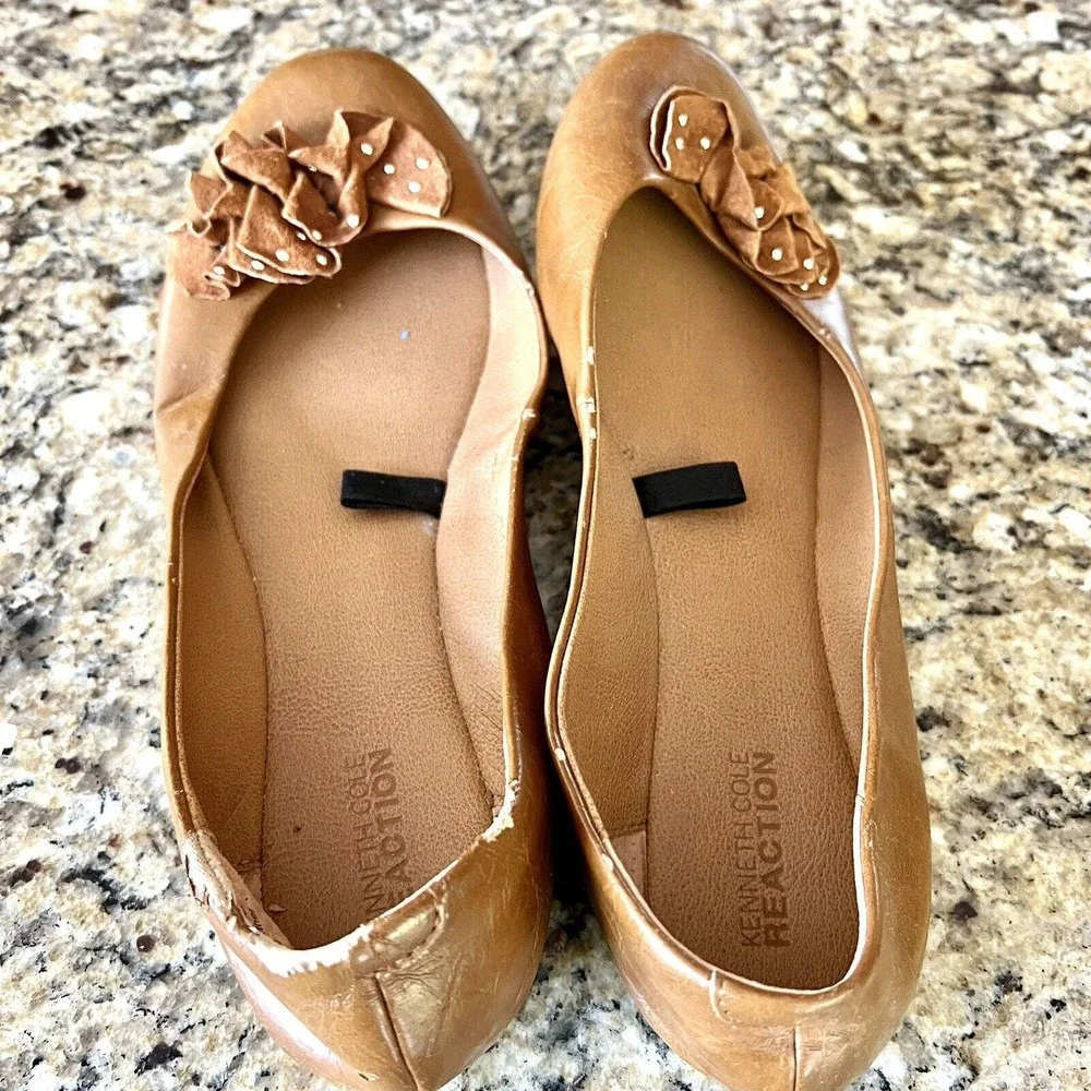 Kenneth Cole Reaction Ballet Flats 8.5 M Whiskey Brown Leatherette; Flower Bow